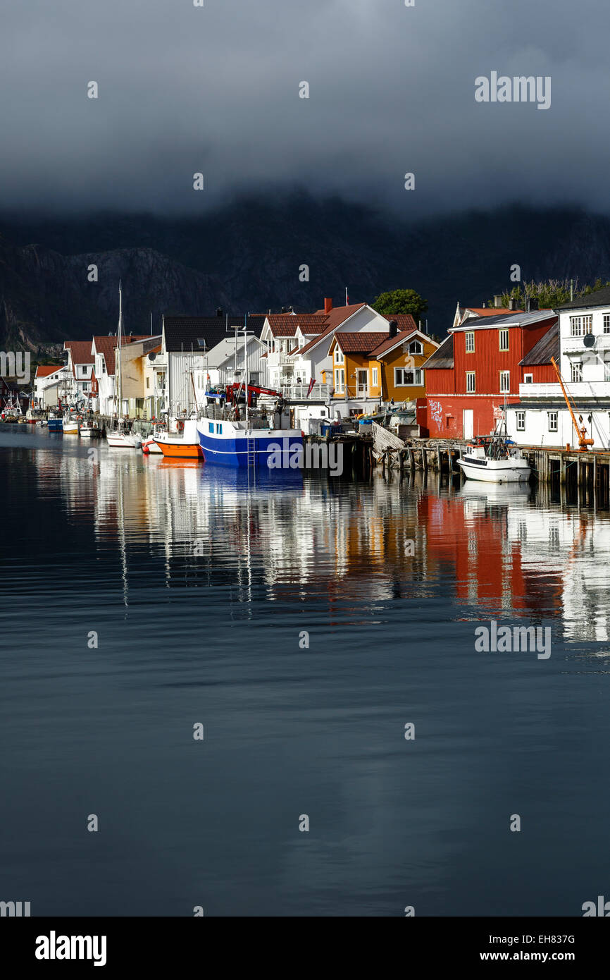 Henningsvær Dorf, Lofoten-Inseln, Arktis, Norwegen, Skandinavien, Europa Stockfoto