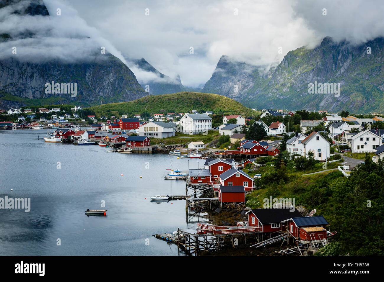 Blick auf Reine, Lofoten-Inseln, Arktis, Norwegen, Skandinavien, Europa Stockfoto