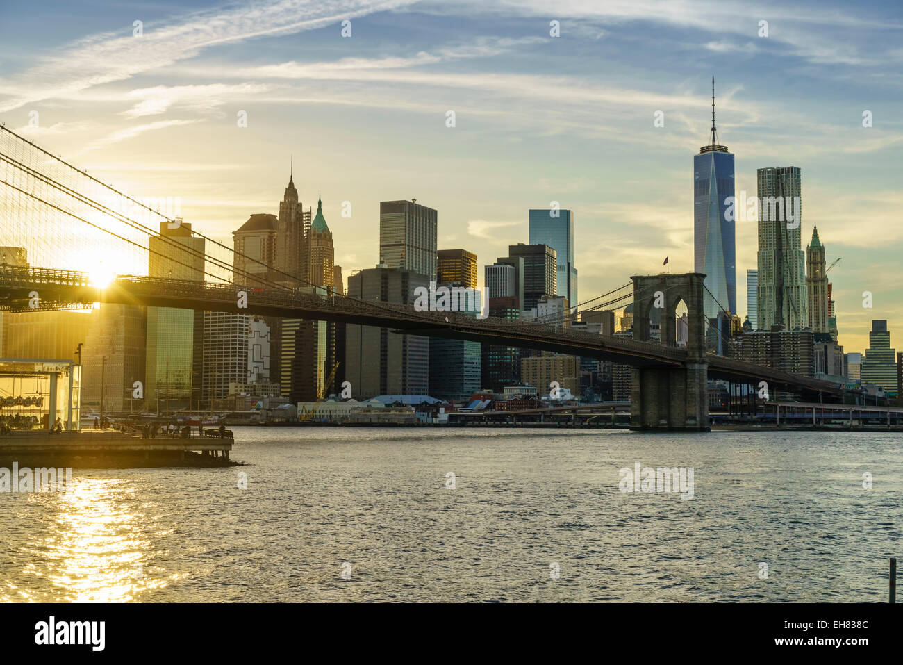 Brooklyn Bridge und Manhattan Skyline bei Sonnenuntergang, New York City, New York, Vereinigte Staaten von Amerika, Nordamerika Stockfoto