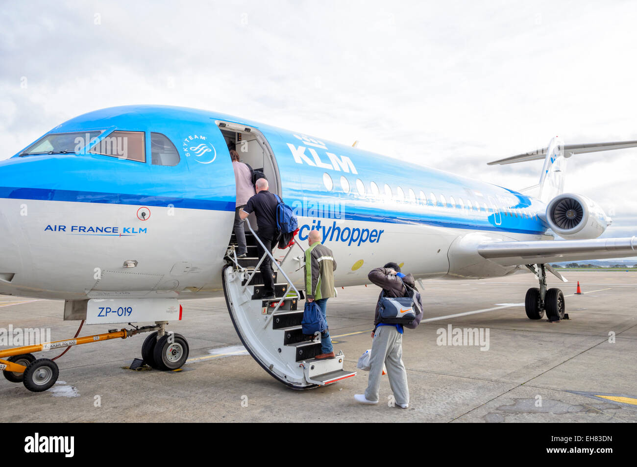 Passagiere steigen Sie eine Fokker F70 von KLM Cityhopper auf einem kurzen Flug von Flughafen Liverpool, UK betrieben. Stockfoto