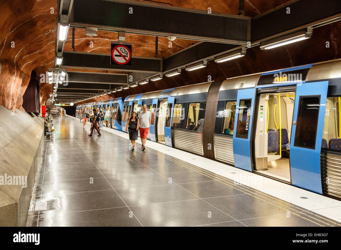 Menschen an einer T-Bana Metro Station, Stockholm, Schweden, Skandinavien, Europa Stockfoto