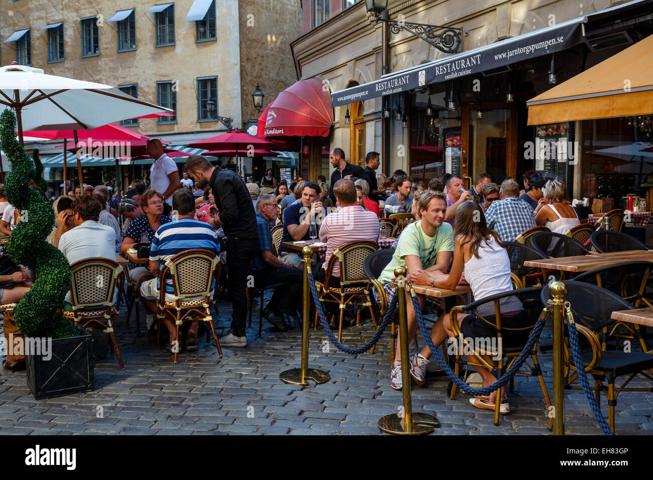 Leute sitzen in einem Restaurant in Jarntorget Platz in Gamla Stan, Stockholm, Schweden, Skandinavien, Europa Stockfoto