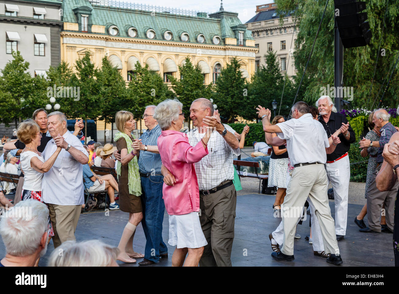 Die Menschen tanzen auf Kungstradgarden (des Königs Garten) Park, Stockholm, Schweden, Skandinavien, Europa Stockfoto