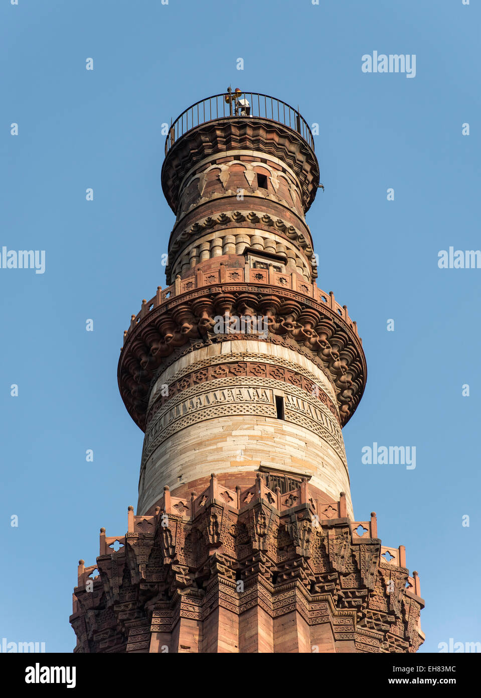 Nahaufnahme von Marmor oberen Ebenen des Qutb Minar, Delhi, Indien Stockfoto