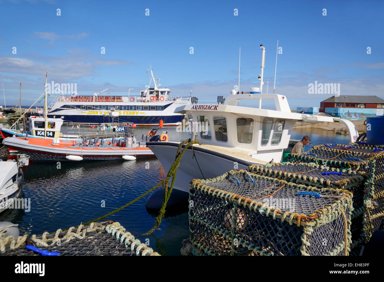 Krabben Sie-Töpfe und Boote im Hafen, John O'Groats, Caithness, Highland Region, Schottland, Vereinigtes Königreich, Europa Stockfoto