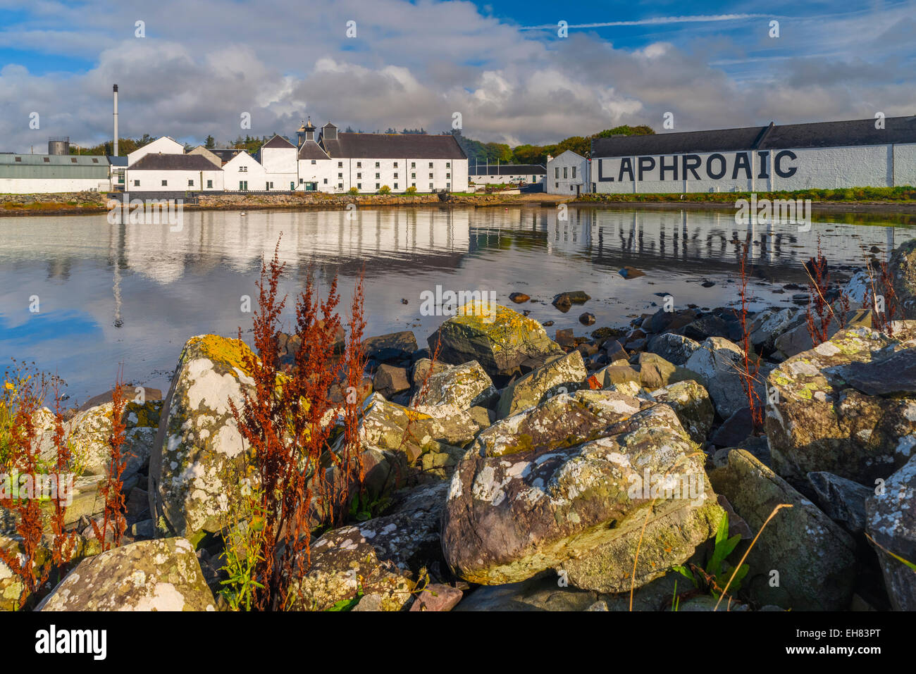 Laphroaig Whisky-Destillerie, Loch Laphroaig, Islay, Argyll und Bute, Schottland, Vereinigtes Königreich, Europa Stockfoto