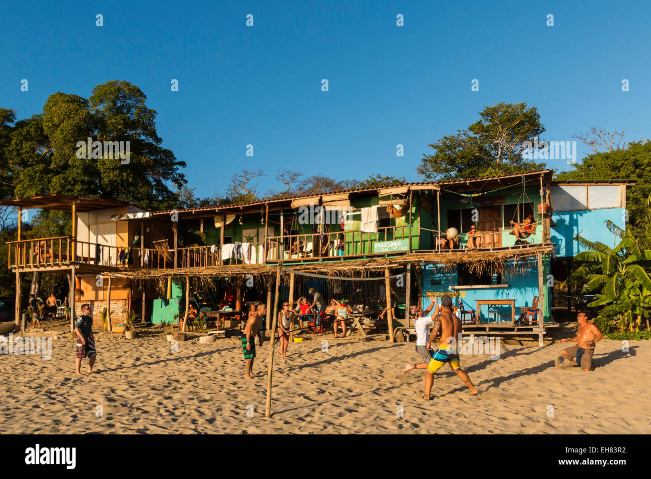 Volley-Ball und Herberge an diesem belebten Strand nördlich von Playa Maderas, San Juan del Sur, San Juan del Sur, Rivas, Nicaragua Stockfoto