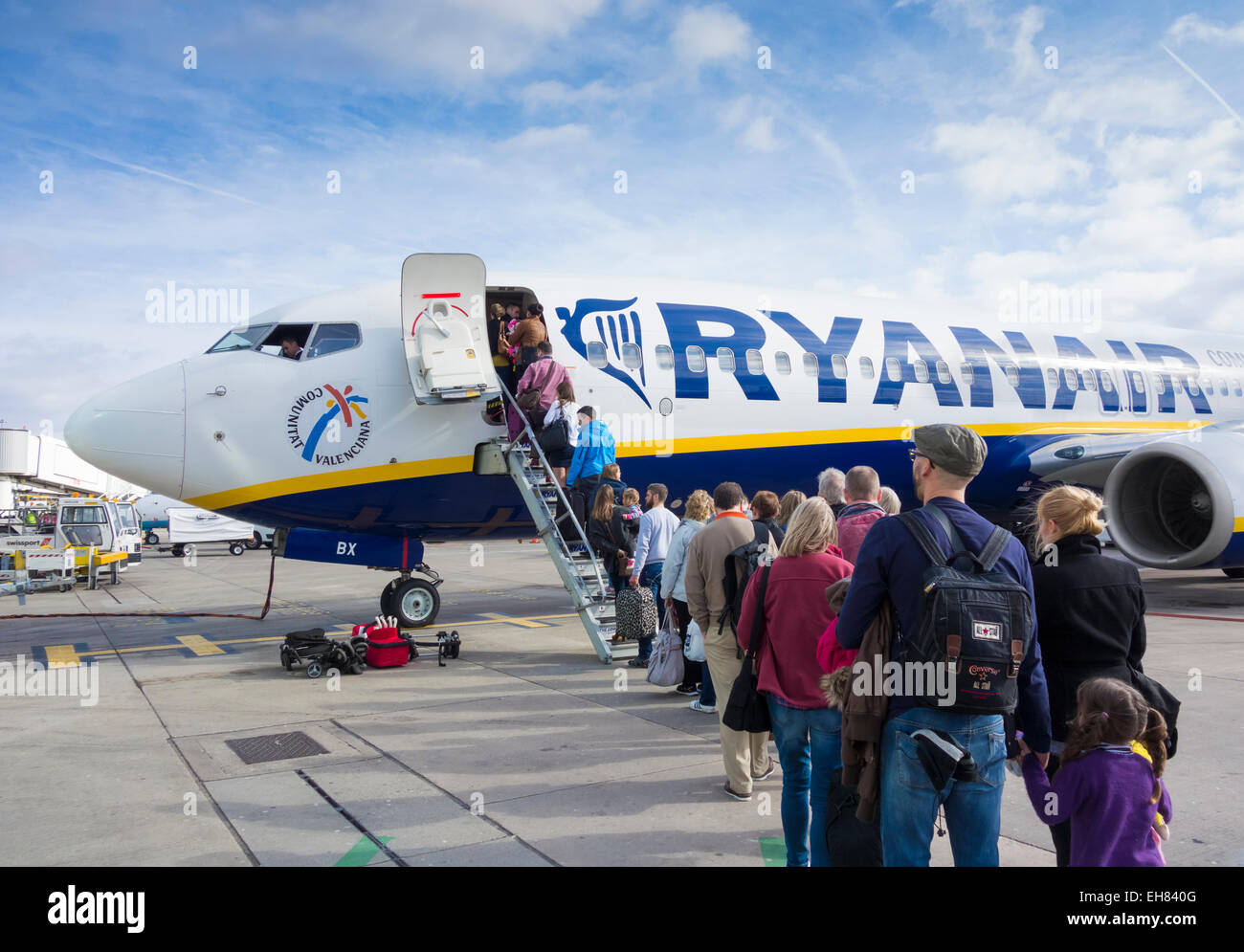 Passagiere, die Ryanair-Flugzeug am Flughafen Manchester. England. UK Stockfoto