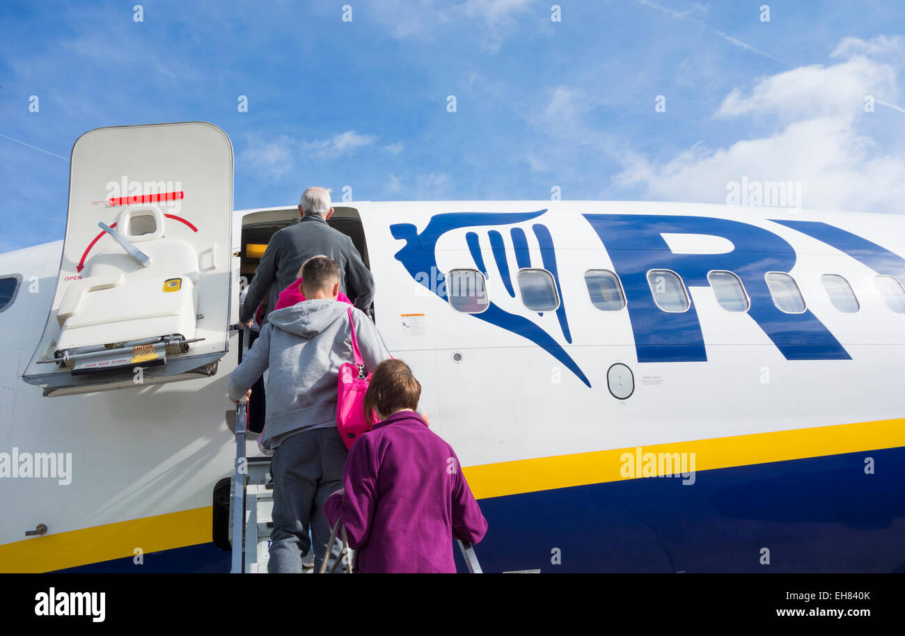 Passagiere, die Ryanair-Flugzeug am Flughafen Manchester. England. UK Stockfoto