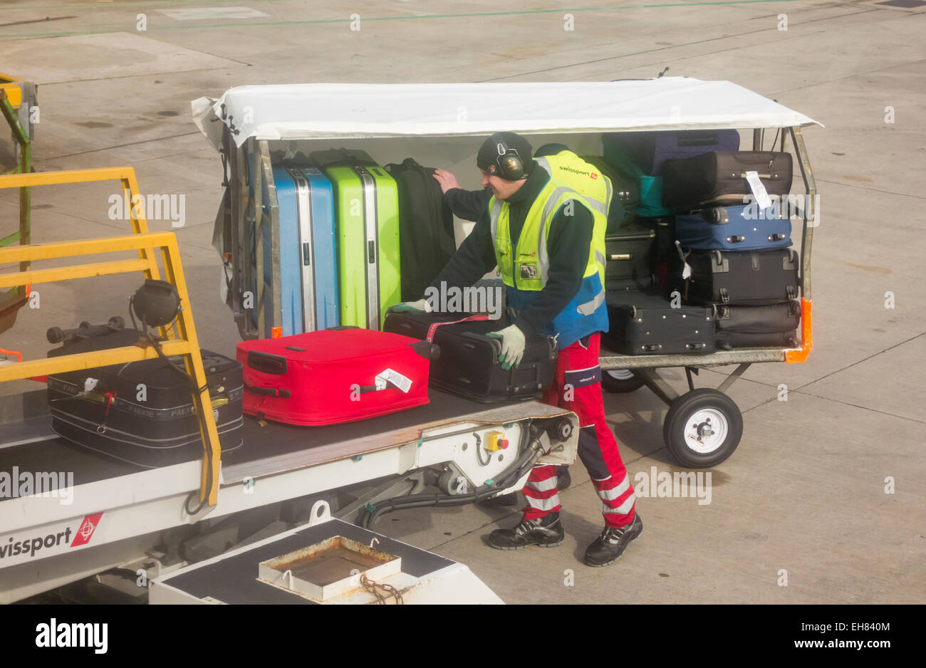Swissport-Gepäckabfertiger lädt Ryanair-Flugzeug am Flughafen Manchester. GROSSBRITANNIEN Stockfoto