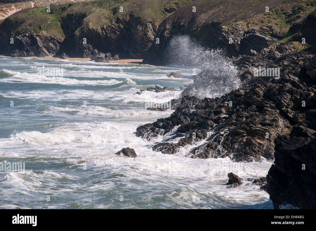 Wellen auf den Felsen in der Nähe Crantock Beach, Newquay, Cornwall. Stockfoto