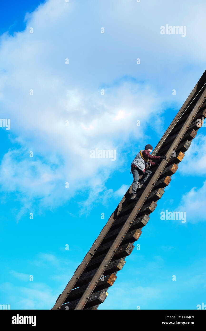 Eine große Skulptur von Ales Vesely, geformt wie eine Schiene in Richtung Himmel, wurde im Prager aufgelösten Bubny Bahnhof, von welcher jüdische Transporte gingen in WWII und das soll eine Stille Gedenkstätte zur Erinnerung an den Holocaust-Opfern werden installiert. Die Skulptur soll symbolisch enthüllt am Montag anlässlich die Nacht zum 9. März 1944, als fast 4000 Gefangene, brachte aus der Terezin (Theresiendstadt) "Familienlager," Nordböhmen, in das Vernichtungslager in Oswiecim (Auschwitz) getötet wurden. Prag ist eine der wenigen europäischen Städte ohne eine öffentliche Website th Gedenken Stockfoto