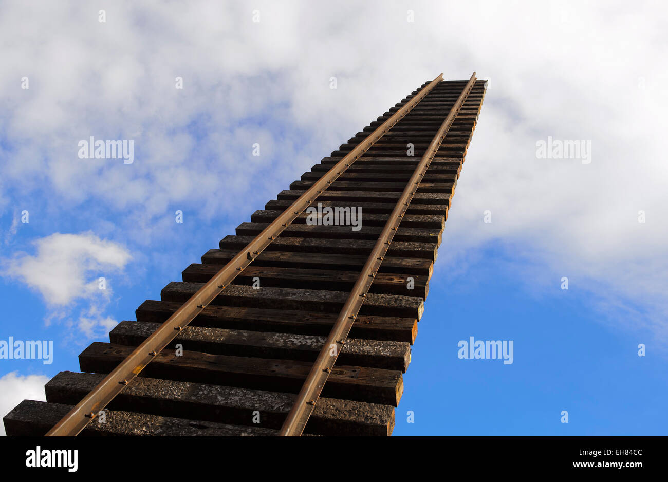 Eine große Skulptur von Ales Vesely, geformt wie eine Schiene in Richtung Himmel, wurde im Prager aufgelösten Bubny Bahnhof, von welcher jüdische Transporte gingen in WWII und das soll eine Stille Gedenkstätte zur Erinnerung an den Holocaust-Opfern werden installiert. Die Skulptur soll symbolisch enthüllt am Montag anlässlich die Nacht zum 9. März 1944, als fast 4000 Gefangene, brachte aus der Terezin (Theresiendstadt) "Familienlager," Nordböhmen, in das Vernichtungslager in Oswiecim (Auschwitz) getötet wurden. Prag ist eine der wenigen europäischen Städte ohne eine öffentliche Website th Gedenken Stockfoto