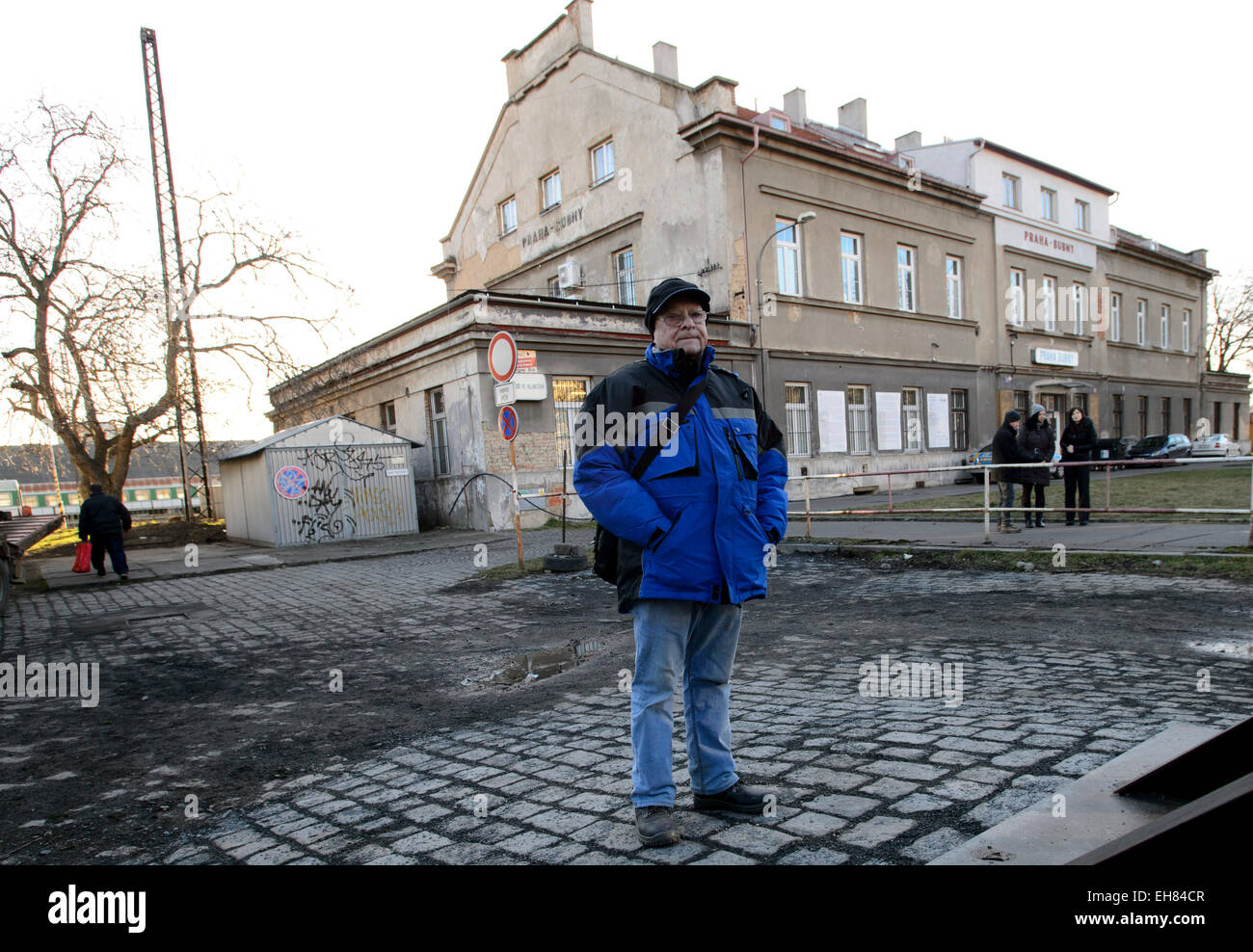 Eine große Skulptur von Ales Vesely, geformt wie eine Schiene in Richtung Himmel, wurde im Prager aufgelösten Bubny Bahnhof, von welcher jüdische Transporte gingen in WWII und das soll eine Stille Gedenkstätte zur Erinnerung an den Holocaust-Opfern werden installiert. Die Skulptur soll symbolisch enthüllt am Montag anlässlich die Nacht zum 9. März 1944, als fast 4000 Gefangene, brachte aus der Terezin (Theresiendstadt) "Familienlager," Nordböhmen, in das Vernichtungslager in Oswiecim (Auschwitz) getötet wurden. Prag ist eine der wenigen europäischen Städte ohne eine öffentliche Website th Gedenken Stockfoto