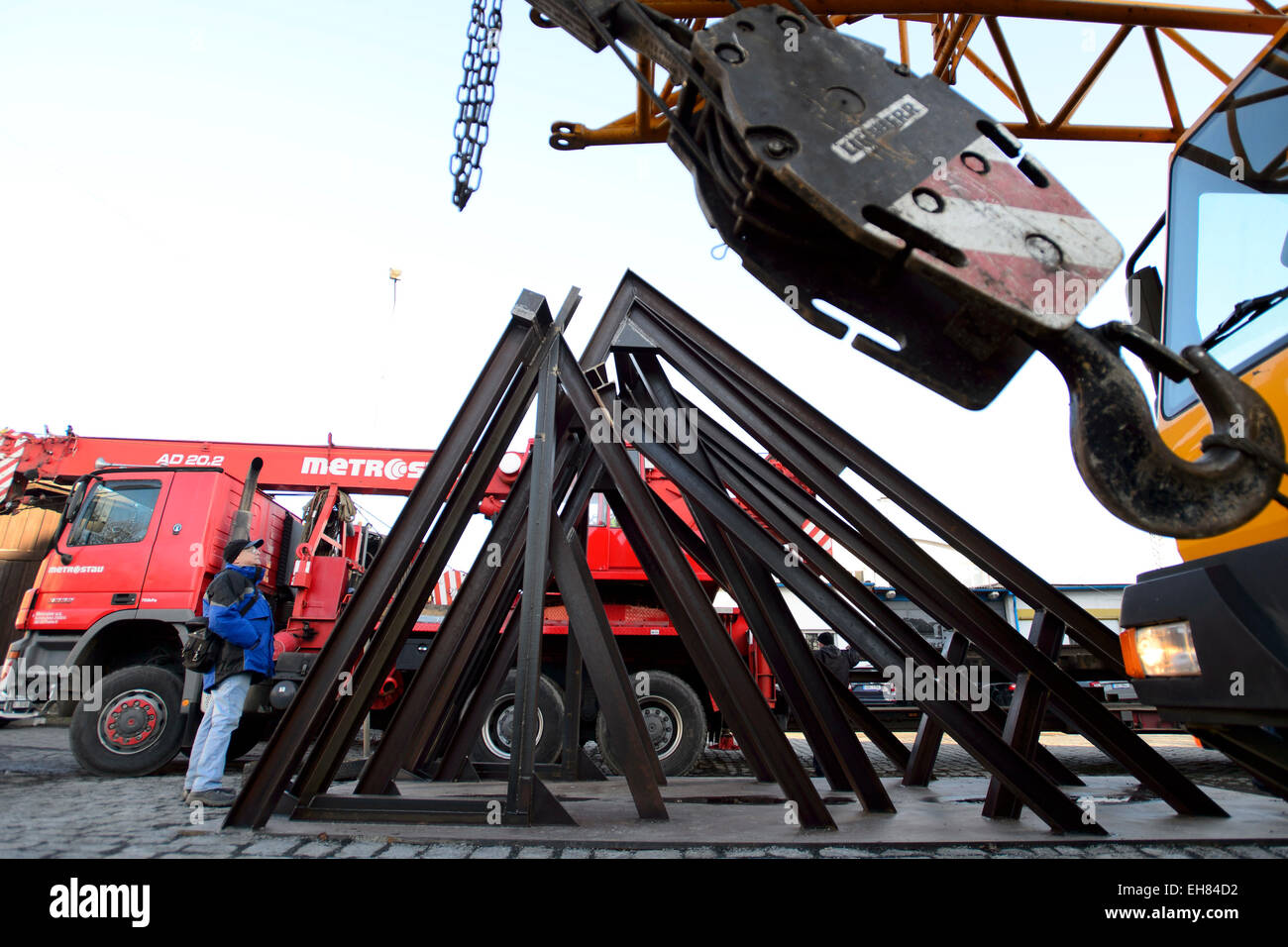Eine große Skulptur von Ales Vesely (Bild links), geformt wie eine Schiene in Richtung Himmel, im Prager aufgelösten Bubny Bahnhof installiert wurde, aus dem jüdischen Transporte im zweiten Weltkrieg ging, und die ist eine Stille Gedenkstätte zur Erinnerung an den Holocaust-Opfer zu werden. Die Skulptur soll symbolisch enthüllt am Montag anlässlich die Nacht zum 9. März 1944, als fast 4000 Gefangene, brachte aus der Terezin (Theresiendstadt) "Familienlager," Nordböhmen, in das Vernichtungslager in Oswiecim (Auschwitz) getötet wurden. Prag ist eine der wenigen europäischen Städte ohne eine öffentliche Website t Stockfoto