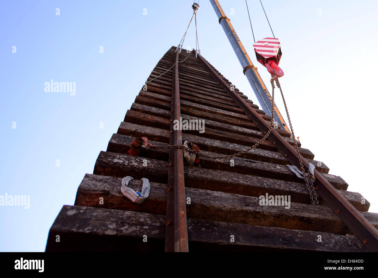 Eine große Skulptur von Ales Vesely, geformt wie eine Schiene in Richtung Himmel, wurde im Prager aufgelösten Bubny Bahnhof, von welcher jüdische Transporte gingen in WWII und das soll eine Stille Gedenkstätte zur Erinnerung an den Holocaust-Opfern werden installiert. Die Skulptur soll symbolisch enthüllt am Montag anlässlich die Nacht zum 9. März 1944, als fast 4000 Gefangene, brachte aus der Terezin (Theresiendstadt) "Familienlager," Nordböhmen, in das Vernichtungslager in Oswiecim (Auschwitz) getötet wurden. Prag ist eine der wenigen europäischen Städte ohne eine öffentliche Website th Gedenken Stockfoto