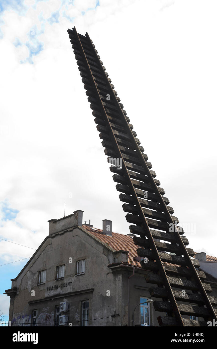 Eine große Skulptur von Ales Vesely, geformt wie eine Schiene in Richtung Himmel, wurde im Prager aufgelösten Bubny Bahnhof, von welcher jüdische Transporte gingen in WWII und das soll eine Stille Gedenkstätte zur Erinnerung an den Holocaust-Opfern werden installiert. Die Skulptur soll symbolisch enthüllt am Montag anlässlich die Nacht zum 9. März 1944, als fast 4000 Gefangene, brachte aus der Terezin (Theresiendstadt) "Familienlager," Nordböhmen, in das Vernichtungslager in Oswiecim (Auschwitz) getötet wurden. Prag ist eine der wenigen europäischen Städte ohne eine öffentliche Website th Gedenken Stockfoto