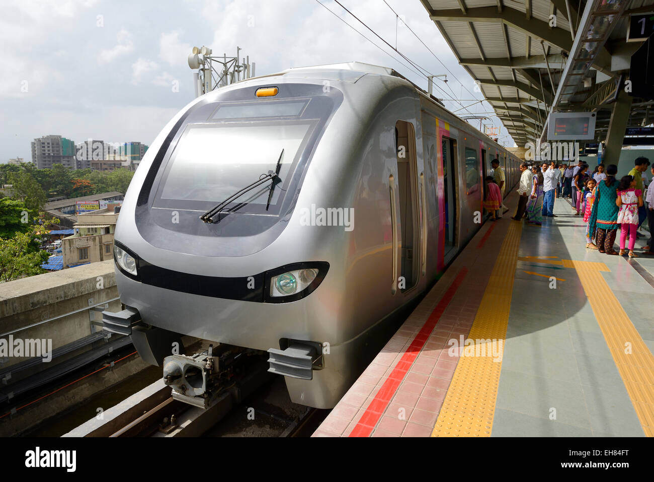 Bombay, Indien - 22. Juni 2014: Menschen in Mumbai (Bombay) Metro an Ghatkopar Metro Station in Richtung Versova Andheri sitzen. Stockfoto