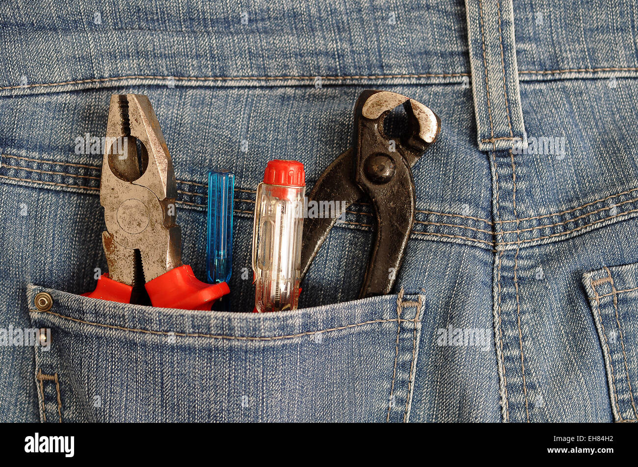 Zangen und Schraubendreher in eine Hosentasche, DIY Stockfoto