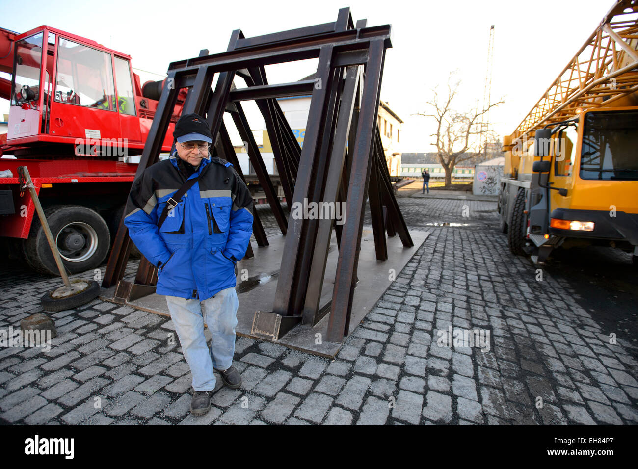 Eine große Skulptur von Ales Vesely (Bild), geformt wie eine Schiene in Richtung Himmel, wurde ist aus dem jüdischen Transporte im zweiten Weltkrieg ging und die Stille Gedenkstätte zur Erinnerung an den Holocaust-Opfer zu werden in Prager aufgelösten Bubny-Bahnhof installiert. Die Skulptur soll symbolisch enthüllt am Montag anlässlich die Nacht zum 9. März 1944, als fast 4000 Gefangene, brachte aus der Terezin (Theresiendstadt) "Familienlager," Nordböhmen, in das Vernichtungslager in Oswiecim (Auschwitz) getötet wurden. Prag ist eine der wenigen europäischen Städte ohne eine öffentliche Website für com Stockfoto
