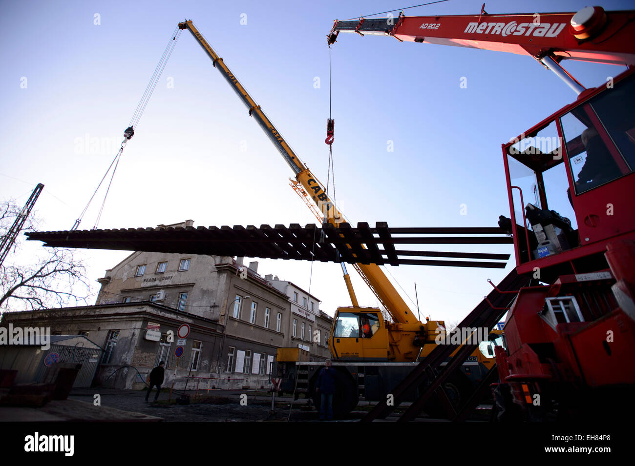 Eine große Skulptur von Ales Vesely, geformt wie eine Schiene in Richtung Himmel, wurde im Prager aufgelösten Bubny Bahnhof, von welcher jüdische Transporte gingen in WWII und das soll eine Stille Gedenkstätte zur Erinnerung an den Holocaust-Opfern werden installiert. Die Skulptur soll symbolisch enthüllt am Montag anlässlich die Nacht zum 9. März 1944, als fast 4000 Gefangene, brachte aus der Terezin (Theresiendstadt) "Familienlager," Nordböhmen, in das Vernichtungslager in Oswiecim (Auschwitz) getötet wurden. Prag ist eine der wenigen europäischen Städte ohne eine öffentliche Website th Gedenken Stockfoto