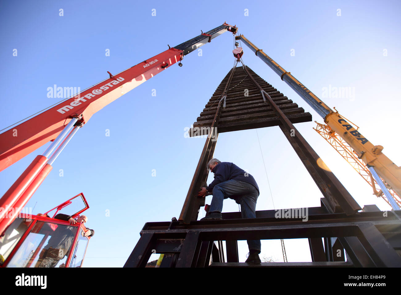 Eine große Skulptur von Ales Vesely, geformt wie eine Schiene in Richtung Himmel, wurde im Prager aufgelösten Bubny Bahnhof, von welcher jüdische Transporte gingen in WWII und das soll eine Stille Gedenkstätte zur Erinnerung an den Holocaust-Opfern werden installiert. Die Skulptur soll symbolisch enthüllt am Montag anlässlich die Nacht zum 9. März 1944, als fast 4000 Gefangene, brachte aus der Terezin (Theresiendstadt) "Familienlager," Nordböhmen, in das Vernichtungslager in Oswiecim (Auschwitz) getötet wurden. Prag ist eine der wenigen europäischen Städte ohne eine öffentliche Website th Gedenken Stockfoto