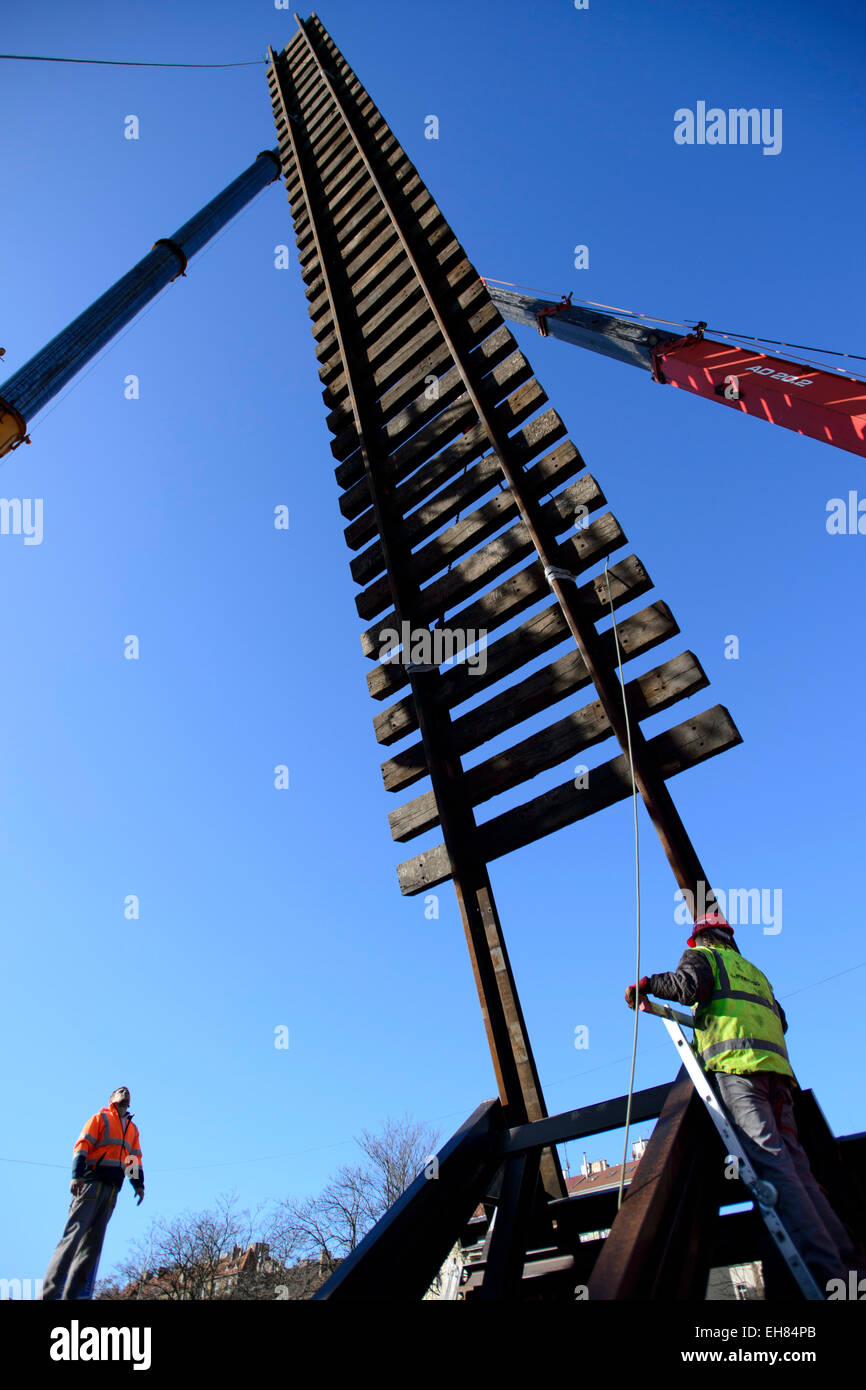 Eine große Skulptur von Ales Vesely, geformt wie eine Schiene in Richtung Himmel, wurde im Prager aufgelösten Bubny Bahnhof, von welcher jüdische Transporte gingen in WWII und das soll eine Stille Gedenkstätte zur Erinnerung an den Holocaust-Opfern werden installiert. Die Skulptur soll symbolisch enthüllt am Montag anlässlich die Nacht zum 9. März 1944, als fast 4000 Gefangene, brachte aus der Terezin (Theresiendstadt) "Familienlager," Nordböhmen, in das Vernichtungslager in Oswiecim (Auschwitz) getötet wurden. Prag ist eine der wenigen europäischen Städte ohne eine öffentliche Website th Gedenken Stockfoto
