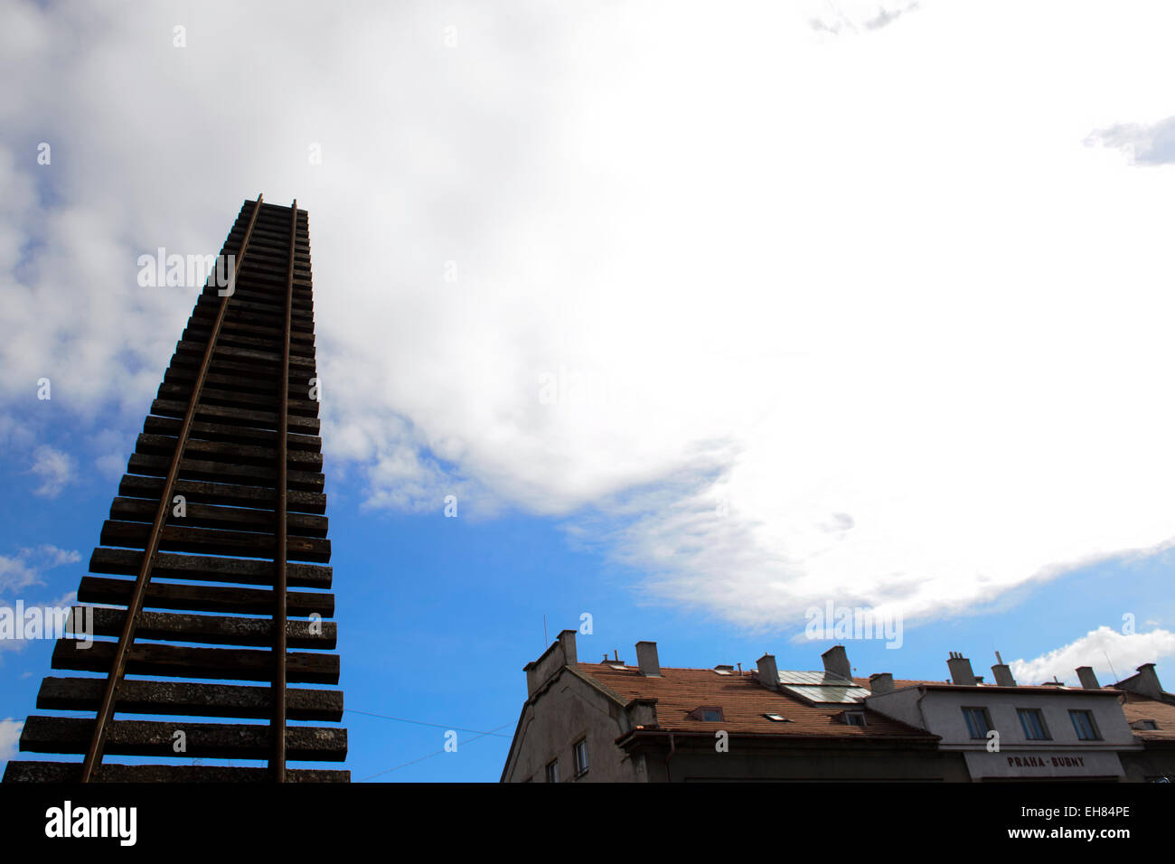 Eine große Skulptur von Ales Vesely, geformt wie eine Schiene in Richtung Himmel, wurde im Prager aufgelösten Bubny Bahnhof, von welcher jüdische Transporte gingen in WWII und das soll eine Stille Gedenkstätte zur Erinnerung an den Holocaust-Opfern werden installiert. Die Skulptur soll symbolisch enthüllt am Montag anlässlich die Nacht zum 9. März 1944, als fast 4000 Gefangene, brachte aus der Terezin (Theresiendstadt) "Familienlager," Nordböhmen, in das Vernichtungslager in Oswiecim (Auschwitz) getötet wurden. Prag ist eine der wenigen europäischen Städte ohne eine öffentliche Website th Gedenken Stockfoto