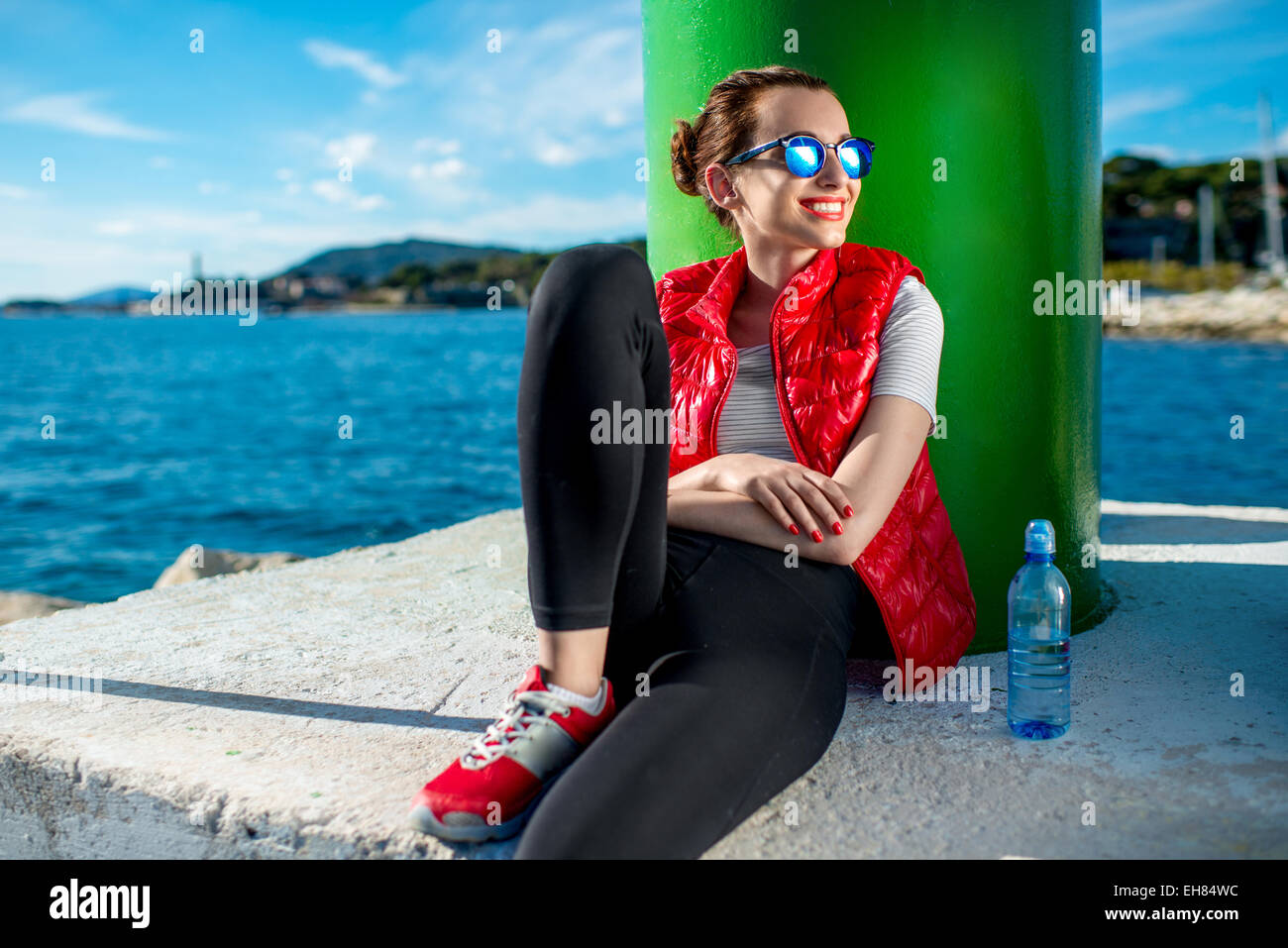 Sportlerin, die Ruhe am Meer Stockfoto