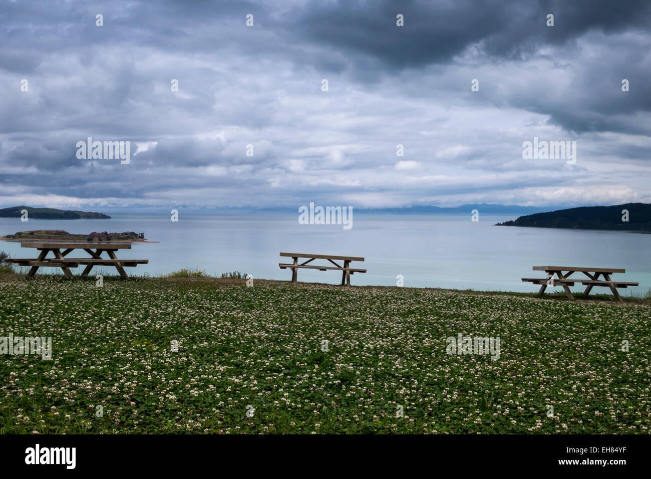 Picknick-Tische und Bänke an einem Aussichtspunkt mit Blick auf Bucht in Neuseeland Kawakawa. Stockfoto