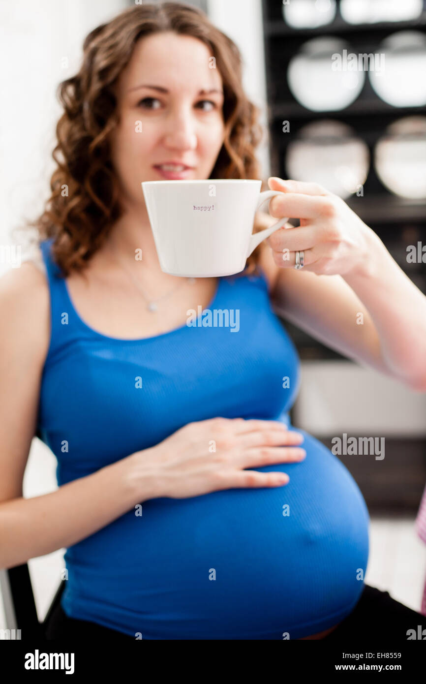 Frau in der Schwangerschaft volle Amtszeit. Stockfoto