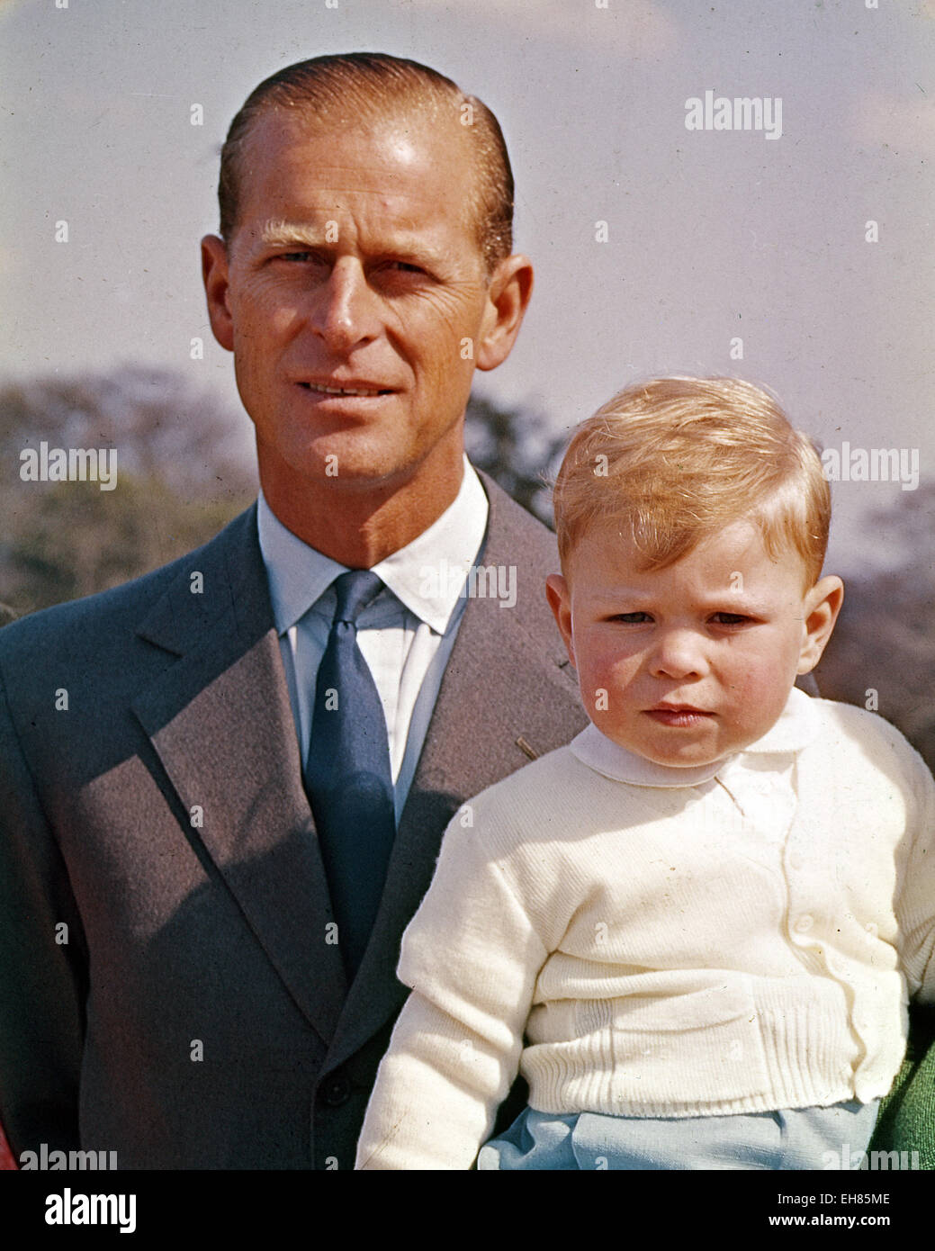 Prinz PHILIP mit Prinz Charles über 1950 Stockfoto