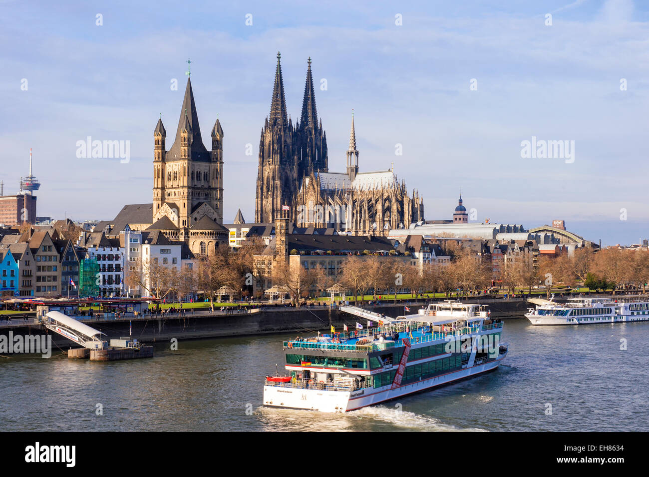 Große Kirche von Saint-Martin und Kölner Dom, Köln (Köln), Nordrhein Westfalen, Deutschland, Europa Stockfoto