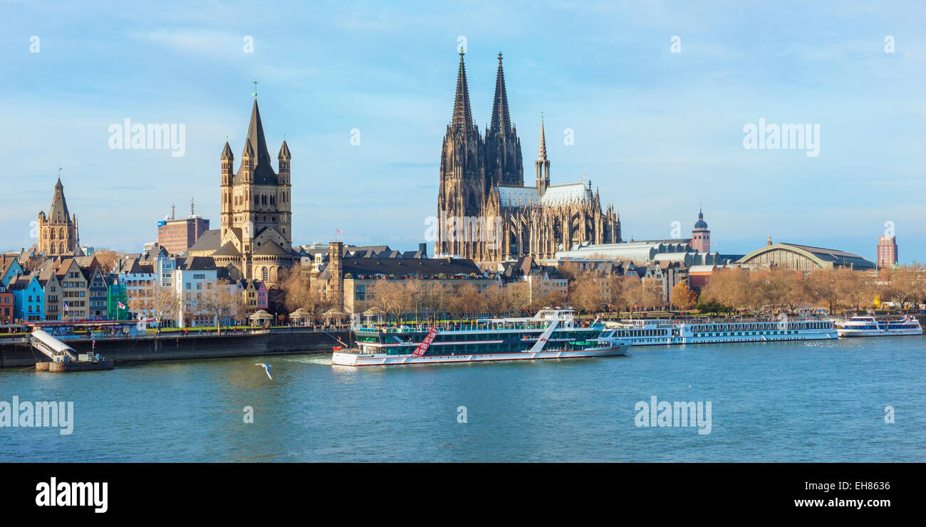 Große Kirche von Saint-Martin und Kölner Dom, Köln (Köln), Nordrhein Westfalen, Deutschland, Europa Stockfoto