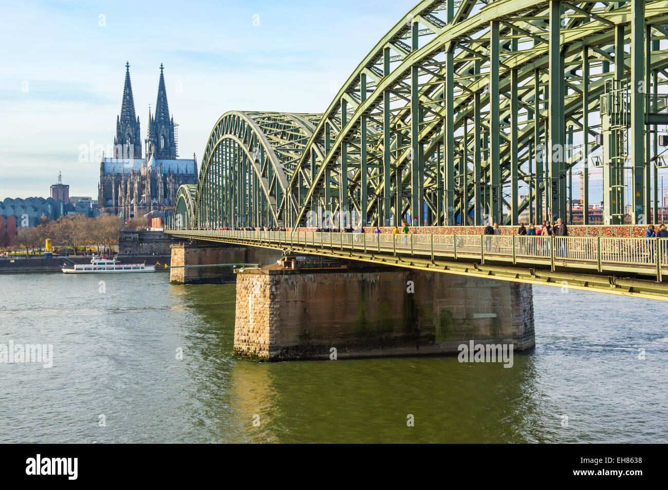 Kölner Dom und Hohenzollernbrücke, Köln (Köln), Nordrhein Westfalen, Deutschland, Europa Stockfoto