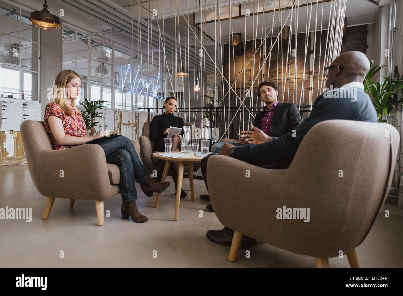 Gemischtrassig Geschäftsleuten zusammen im Büro Treffpunkt. Kreative Geschäftsleute diskutieren neues Projekt. Stockfoto