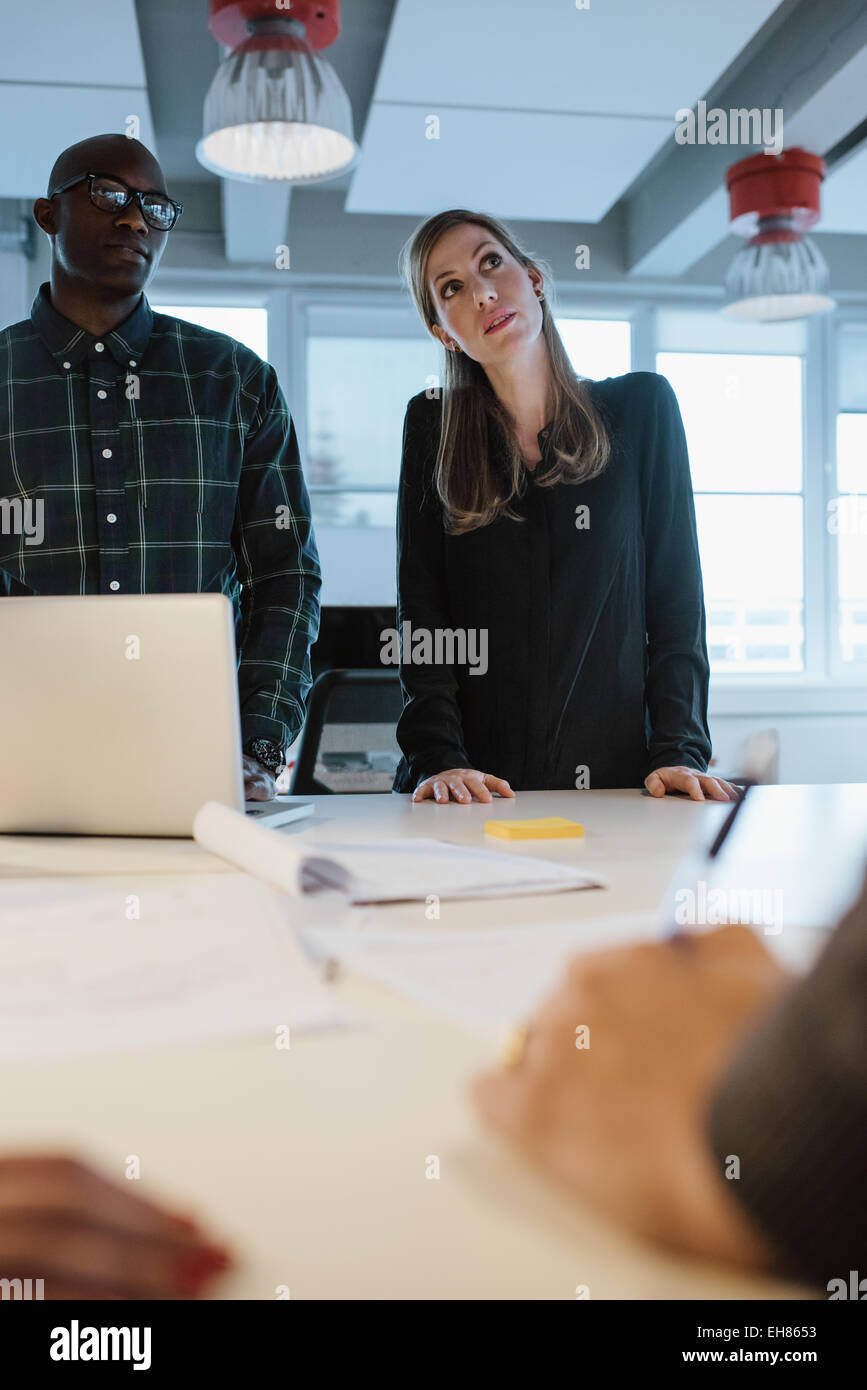 Geschäftsleute während einer Sitzung an einem Tisch im Büro. Vielfältigen Team von young Professionals arbeiten an neuen Business-Plan. Stockfoto