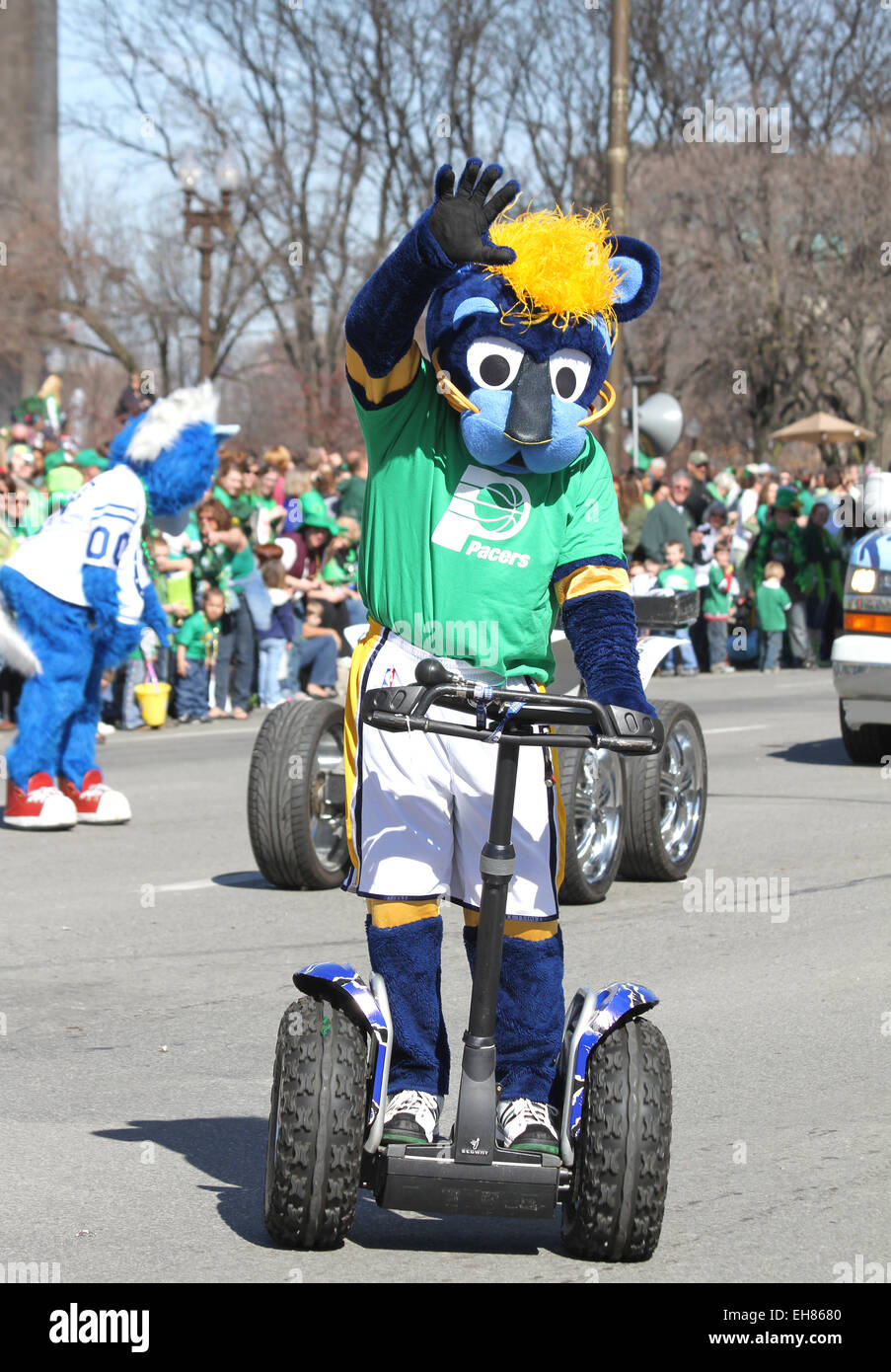 Indiana Pacers Maskottchen Boomer Gruß Menschen bei der jährlichen St. Patrick's Day Parade Stockfoto