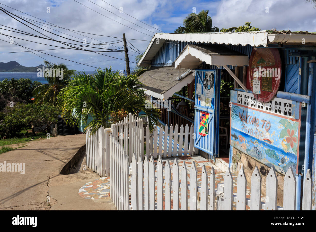 Ruhigen karibischen, Bar mit Lattenzaun, namenlosen Dorf, Mayreau, Grenadinen von St. Vincent, Windward-Inseln, West Indies Stockfoto