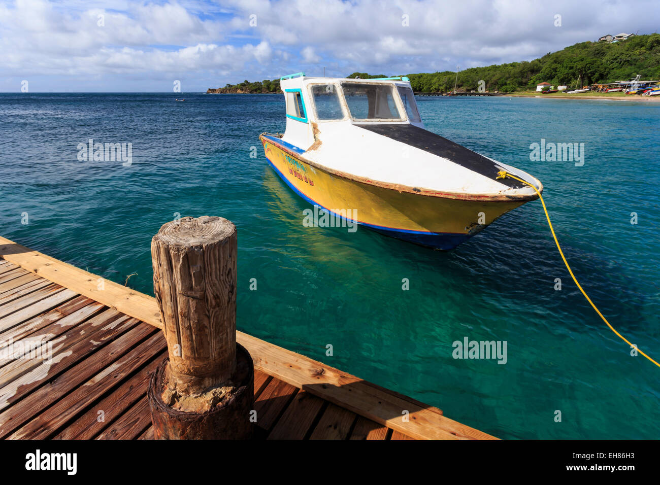 Kleines Boot und Steg, Saline Bay, Mayreau, Grenadinen von St. Vincent, Windward-Inseln, West Indies, Karibik, Mittelamerika Stockfoto