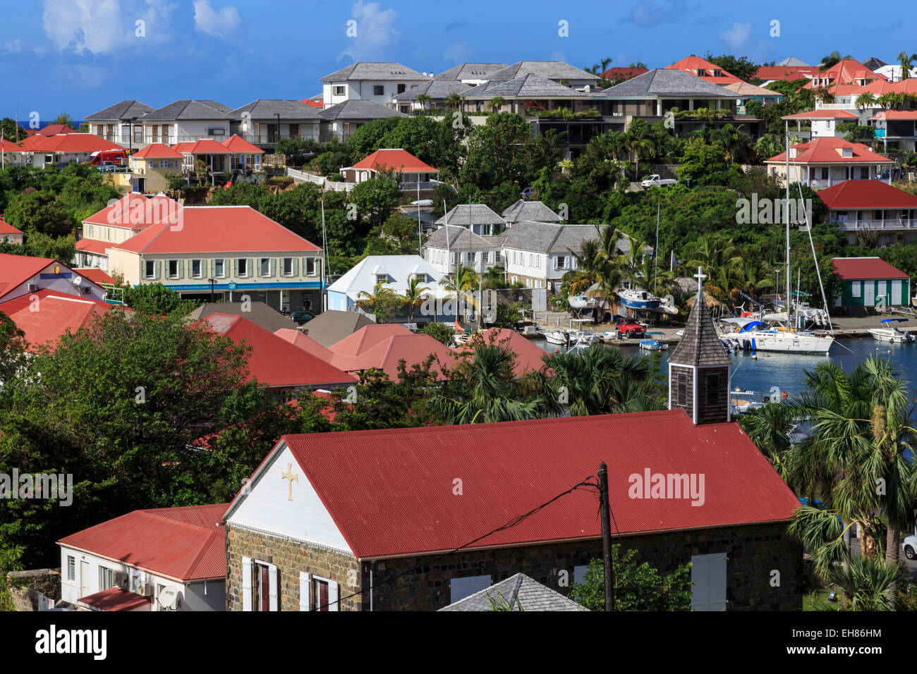 Erhöhten Blick auf die anglikanische Kirche und Hafen von Gustavia, St. Barthélemy (St. Barts) (St. Barth), West Indies, Karibik Stockfoto