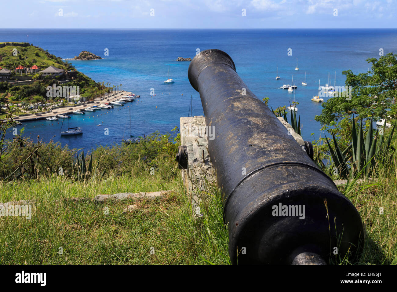 Kanone weist darauf hin, Meer und Les Petits Heiligen Inseln, West Indies, St. Barthélemy, Gustavia, Fort Gustave Stockfoto