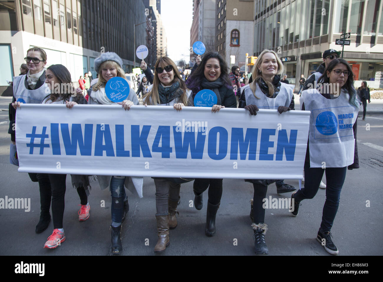 New York, USA. 8. März 2015. Frauen und Männer marschierten durch Midtown Manhattan mit abwechslungsreichen Nachrichten mit einem Schwerpunktthema; dass Frauenrechte Menschenrechte gleich. Bildnachweis: David Grossman/Alamy Live-Nachrichten Stockfoto