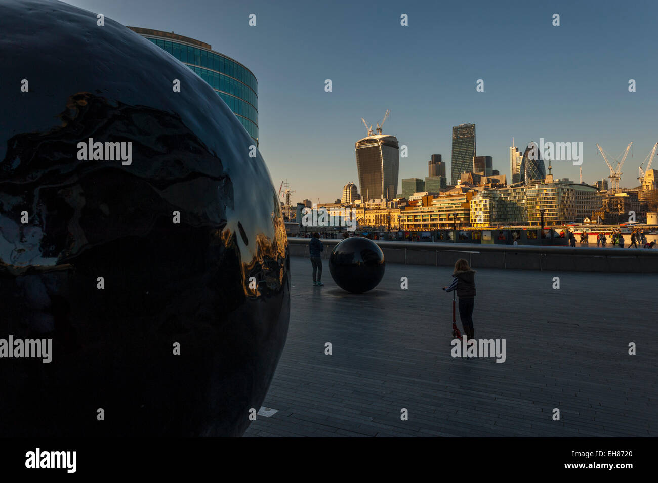 Die öffentliche Freifläche von London City Hall. Stockfoto