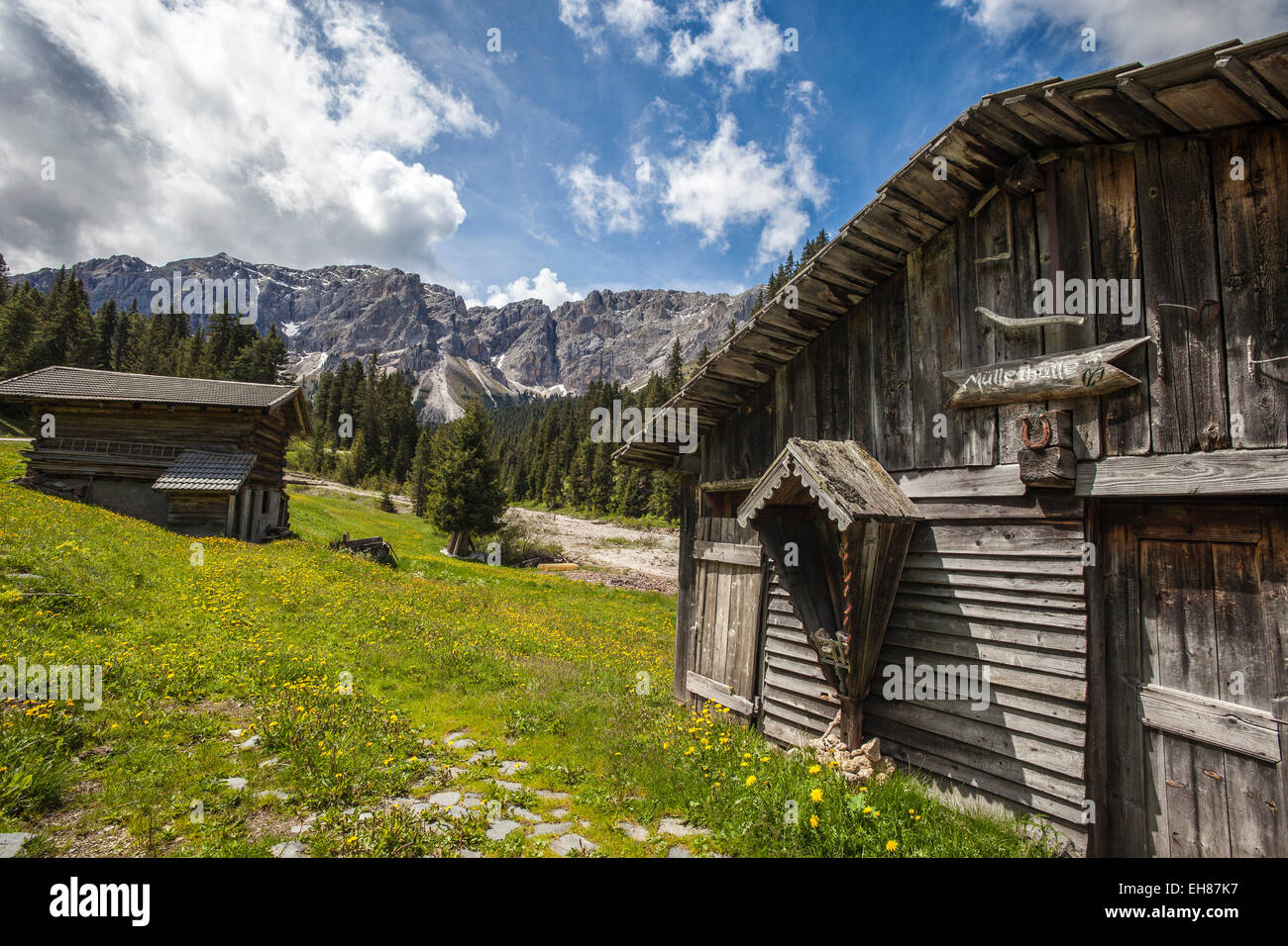 Typische hölzerne Häuser im Villnösser Tal in den Dolomiten von Passo Delle Erbe, Südtirol, Italien, Europa Stockfoto