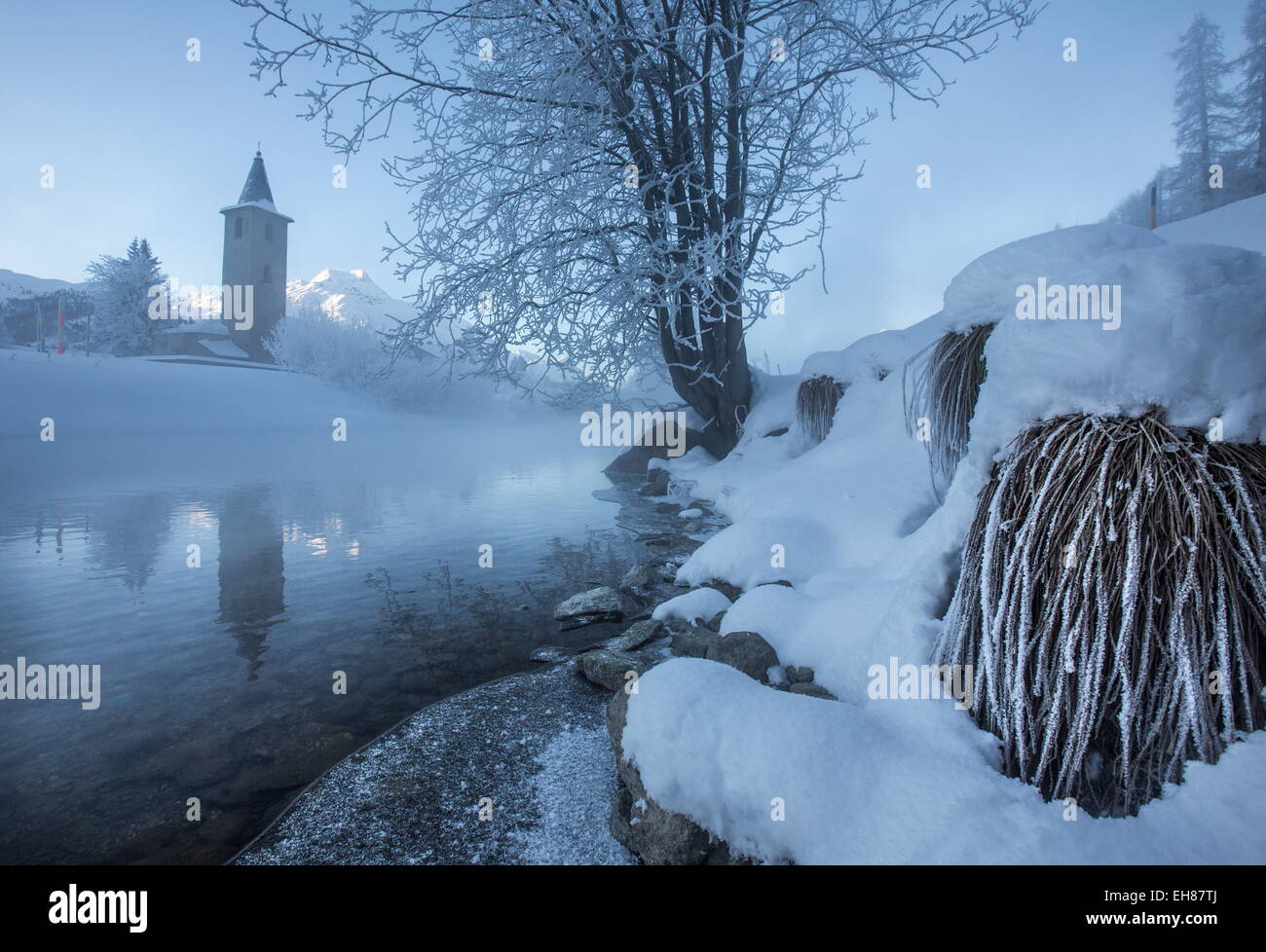 Eis und Frost über den Ufern des Inns im Unterengadin, Kirche in Sils, Graubünden, Schweiz Stockfoto