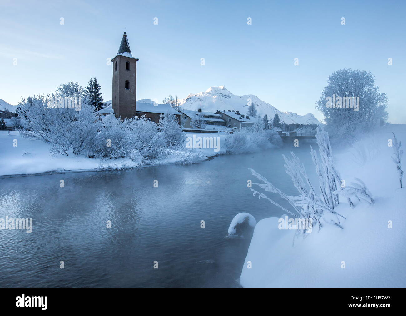 Die Kirche von Sils-Baselgia im Unterengadin, von den Ufern des Flusses Inn nach Sonnenaufgang, Graubünden, Schweiz Stockfoto