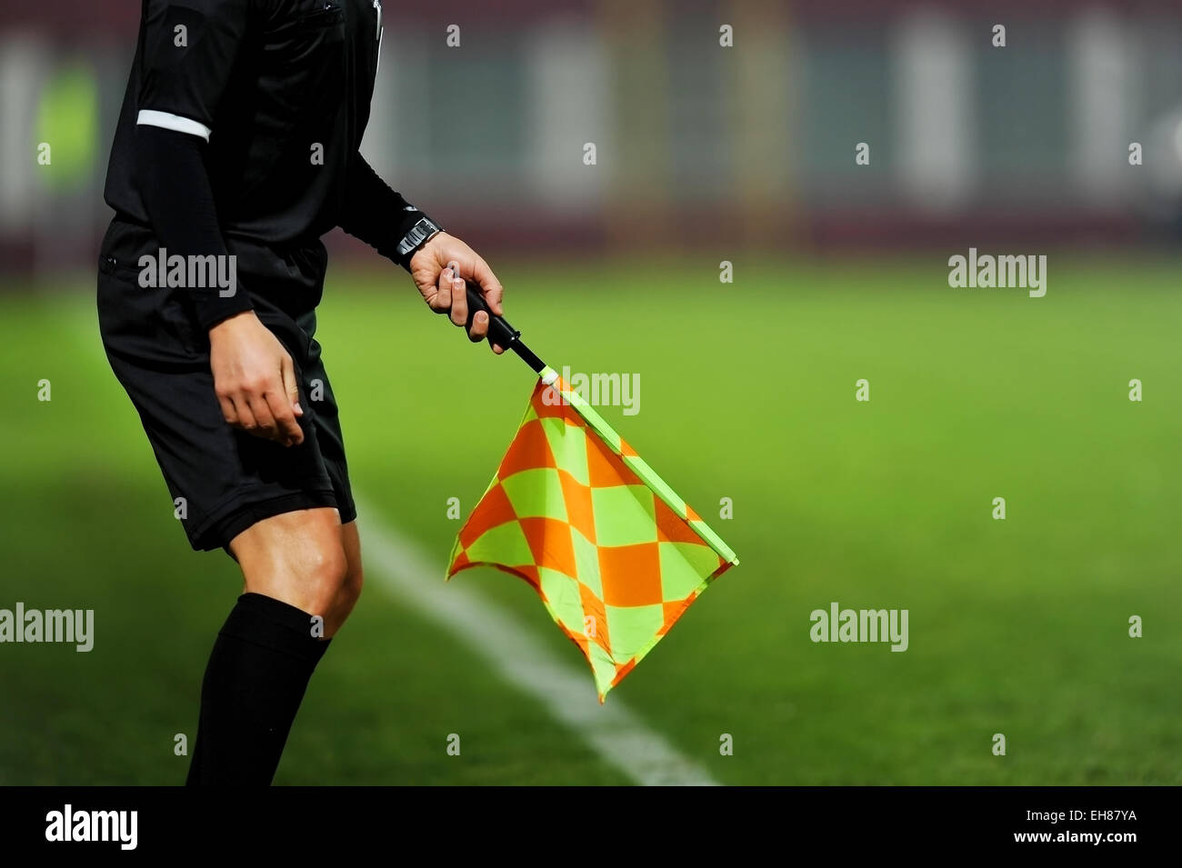 Schiedsrichter-Assistenten in Aktion während eines Fußballspiels Stockfoto