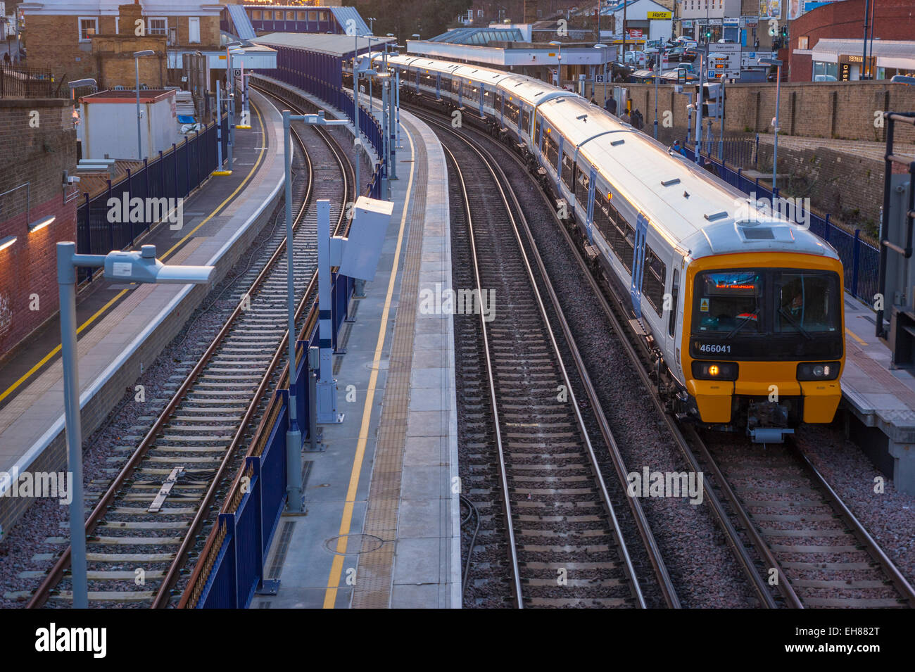 North Kent Linien s Zug auf Gleis 2, in der Downline, die Medway Towns sitzen. An der Gravesned Station. Zeigt die n Stockfoto