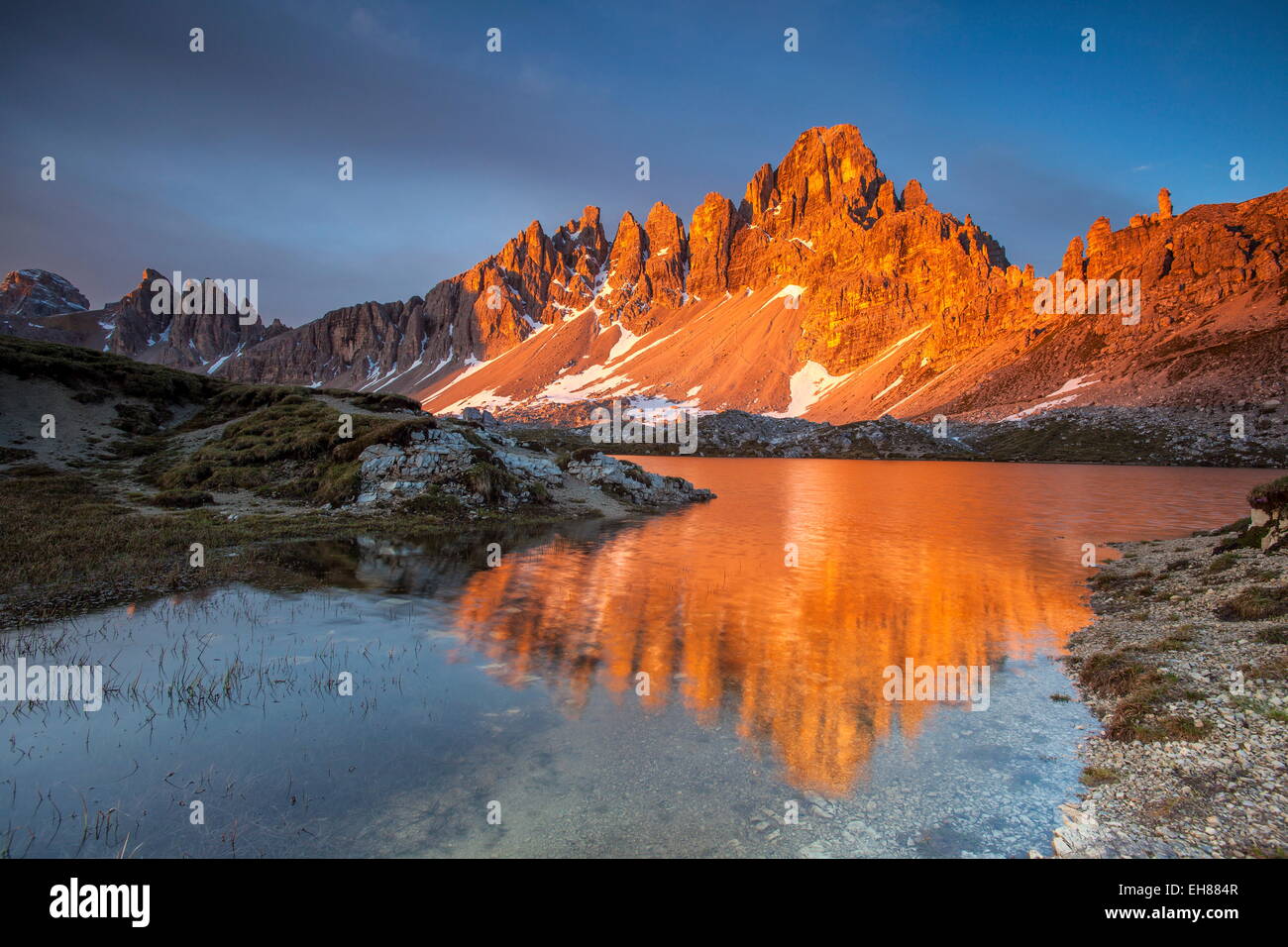 Sonnenaufgang am Mount Paterno und Seen Piani in den Dolomiten von Sexten, an der Grenze zwischen Venetien und Südtirol, Italien, Europa Stockfoto